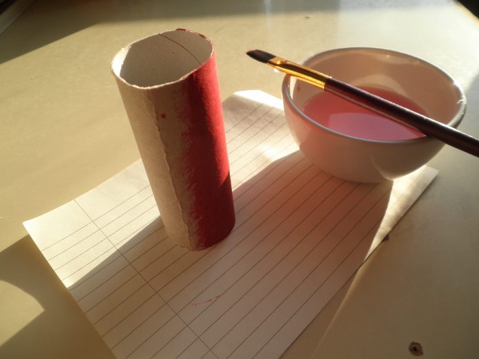 Rode verf en wc-rolletje